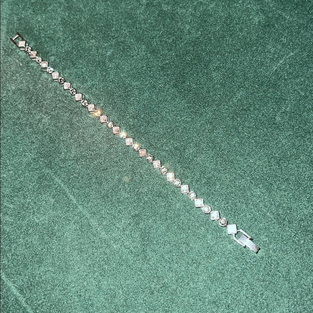Elegant Silver Bracelet with Diamond Accents Swarovski